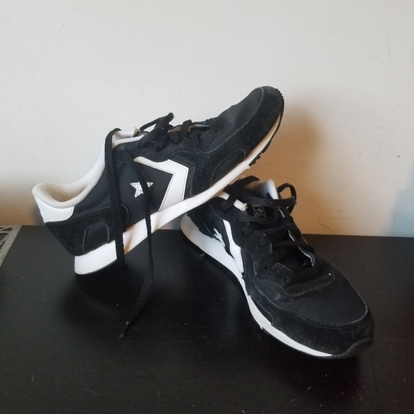 Converse Thunderbolt Black/White Minimulist Sneakers...